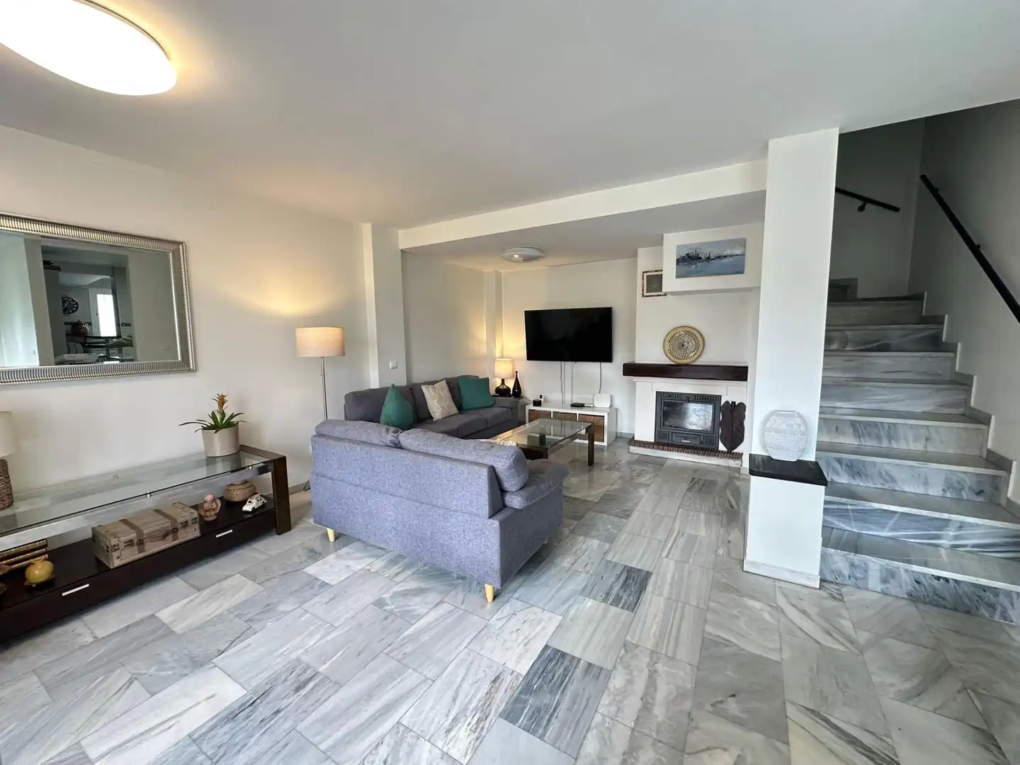 Wohnzimmer von Einfamilien-Reihenhaus zum Verkauf in Los Barrios mit Klimaanlage, Heizung und Privatgarten