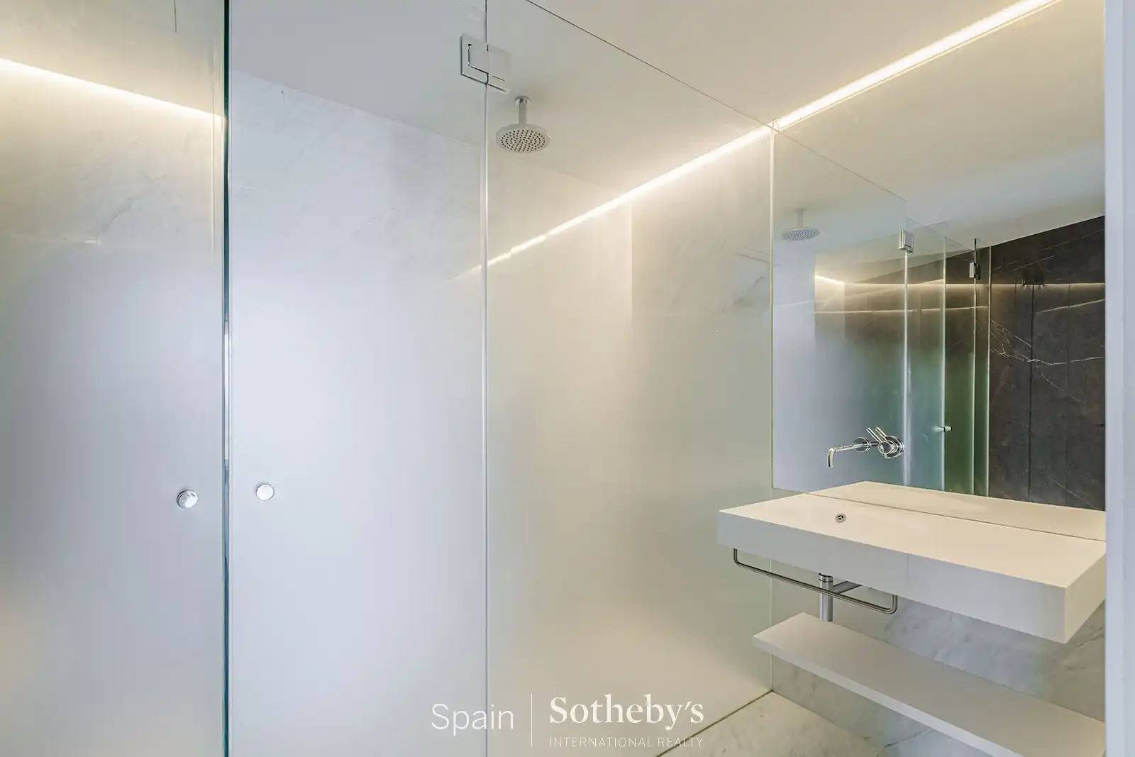 Bany de Apartament en venda en Barcelona amb Calefacció, Terrassa i Traster