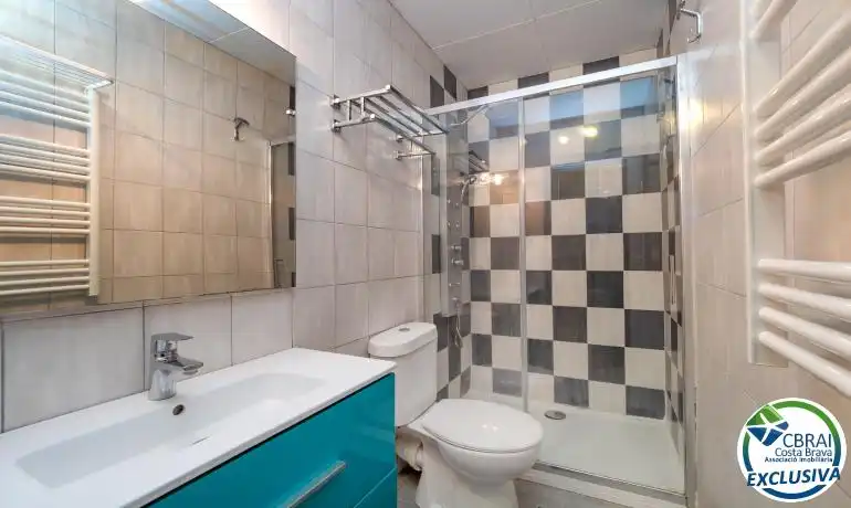 Badezimmer von Erdgeschoss zum Verkauf in Empuriabrava mit Gemeinschaftspool