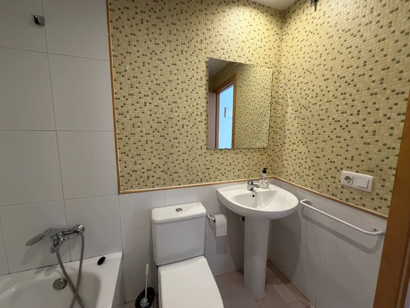 Badezimmer von Wohnung zur Miete in Girona mit Heizung, Möbliert und Ofen