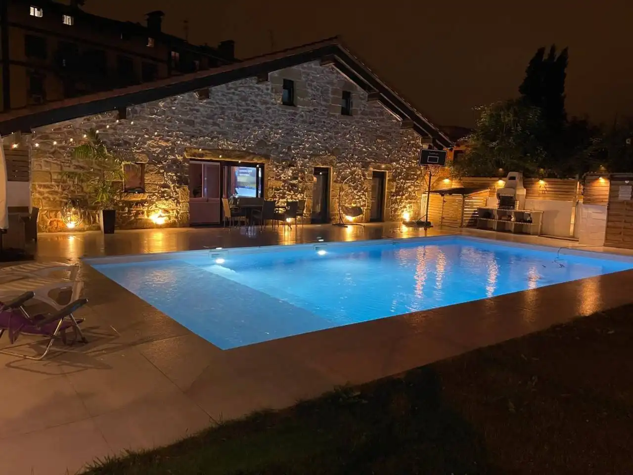 Piscina de Casa o xalet en venda en Donostia - San Sebastián  amb Aire condicionat, Calefacció i Jardí privat