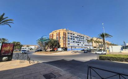 Vista exterior de Àtic en venda en Roquetas de Mar amb Aire condicionat, Terrassa i Piscina