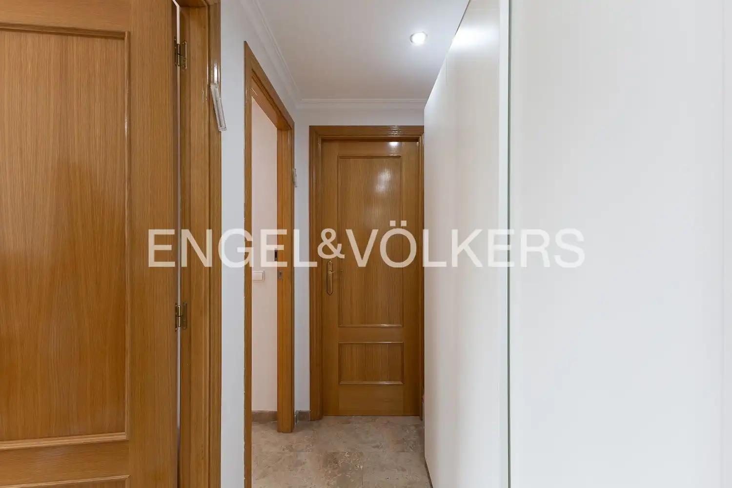 Wohnung zum Verkauf in Valencia mit Klimaanlage, Heizung und Privatgarten
