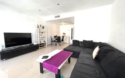 Sala d'estar de Casa adosada en venda en Vilobí d'Onyar amb Aire condicionat
