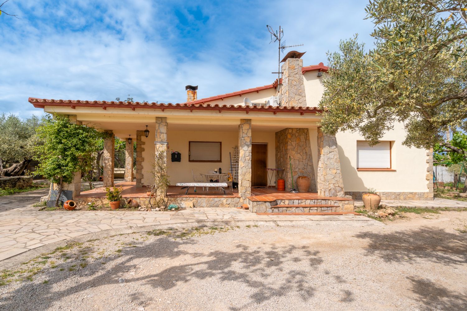 Vista exterior de Casa o xalet en venda en Aldover amb Aire condicionat, Jardí privat i Terrassa