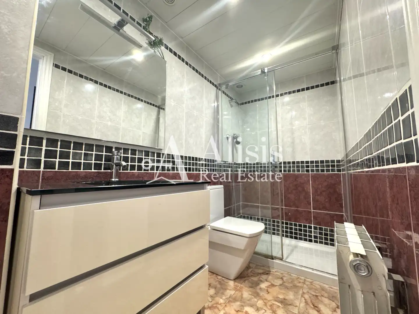 Badezimmer von Einfamilien-Reihenhaus zum Verkauf in Pallejà mit Klimaanlage, Heizung und Terrasse