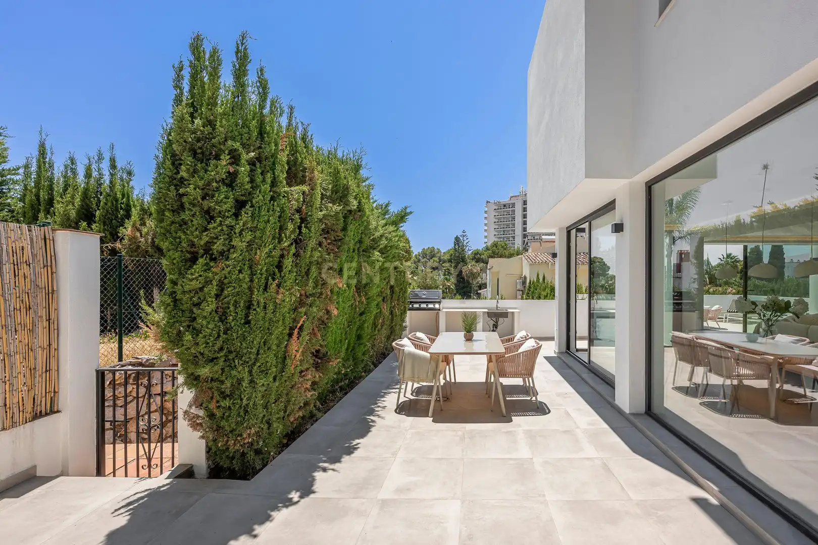 Terrasse von Haus oder Chalet zum Verkauf in Marbella mit Klimaanlage, Privatgarten und Abstellraum