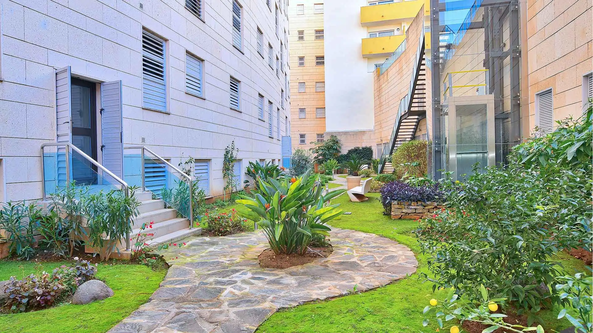 Vista exterior de Apartament en venda en Marbella amb Aire condicionat, Terrassa i Piscina