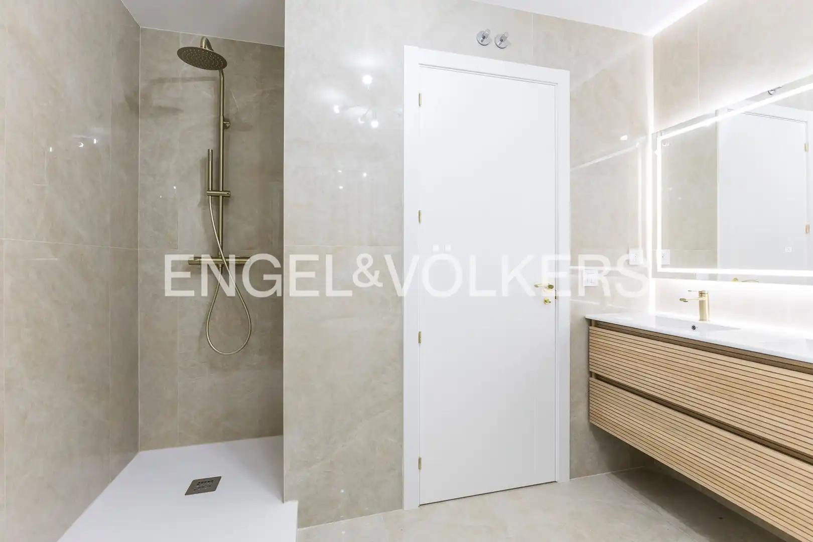 Bathroom of Flat for sale in Madrid  with Air Conditioner, Heating and Parquet flooring