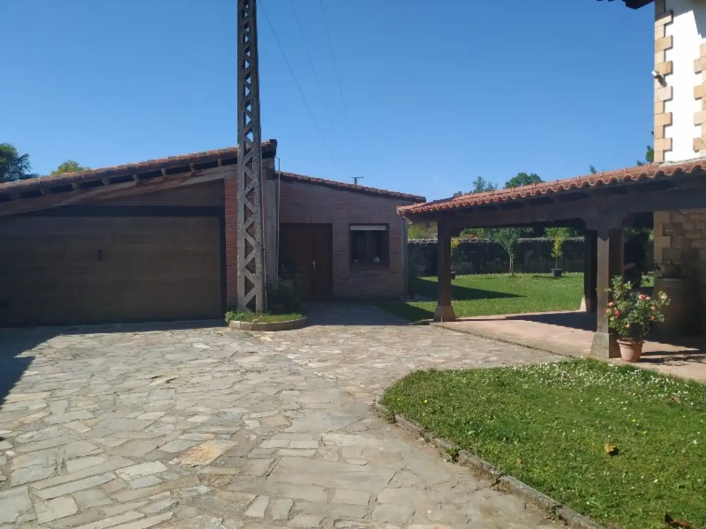 Vista exterior de Casa o xalet en venda en Cabezón de la Sal amb Calefacció, Jardí privat i Terrassa