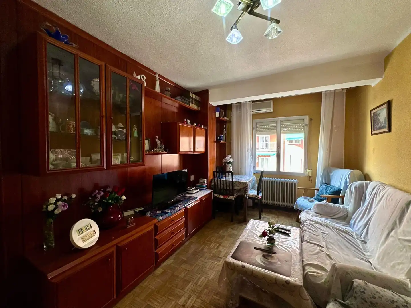 Living room of Flat for sale in Madrid  with Heating, Parquet flooring and Balcony