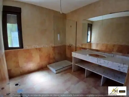 Bany de Casa o xalet en venda en Layos amb Jardí privat