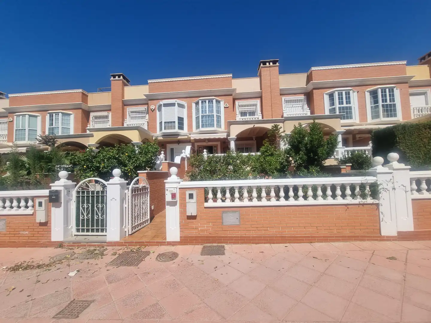 Vista exterior de Casa o xalet en venda en Almería amb Aire condicionat, Calefacció i Jardí privat