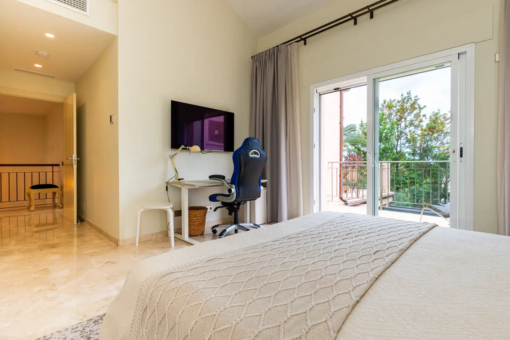 Dormitori de Casa o xalet en venda en Marbella amb Aire condicionat, Jardí privat i Terrassa