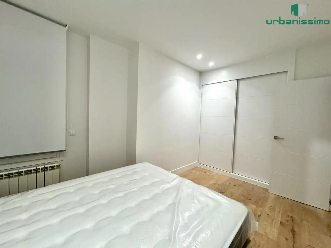 Dormitori de Apartament de lloguer en Madrid amb Aire condicionat, Calefacció i Moblat