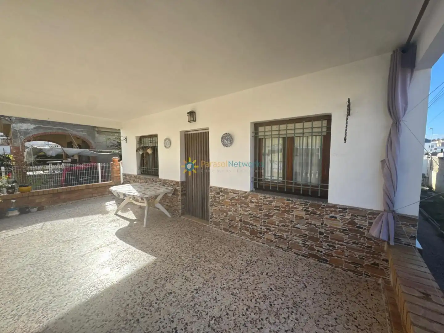 Vista exterior de Casa o xalet en venda en Oliva amb Aire condicionat, Jardí privat i Terrassa