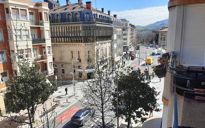 Vista exterior de Pis en venda en Irun  amb Balcó