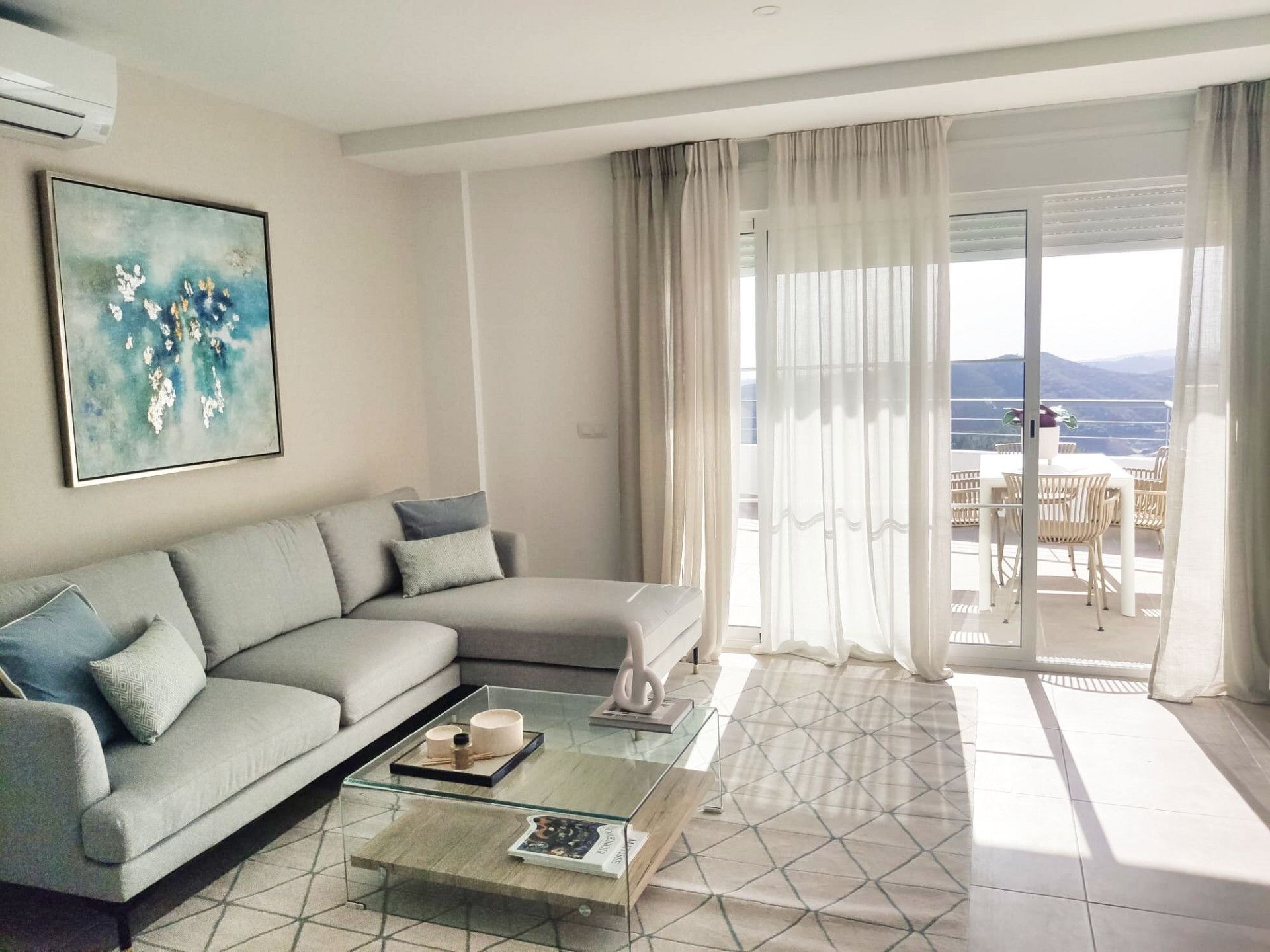 Sala de estar de Apartamento en venta en Istán con Aire acondicionado, Terraza y Piscina