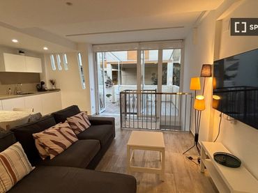Appartamento con balcone in affitto a Pobles del Sud