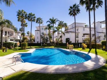 Apartment mit Pool zur Miete in Manzana-2