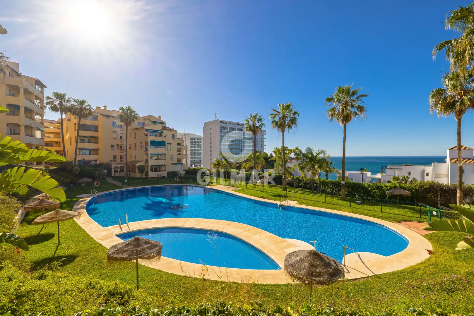 Außenansicht von Wohnung zum Verkauf in Benalmádena mit Heizung, Privatgarten und Abstellraum