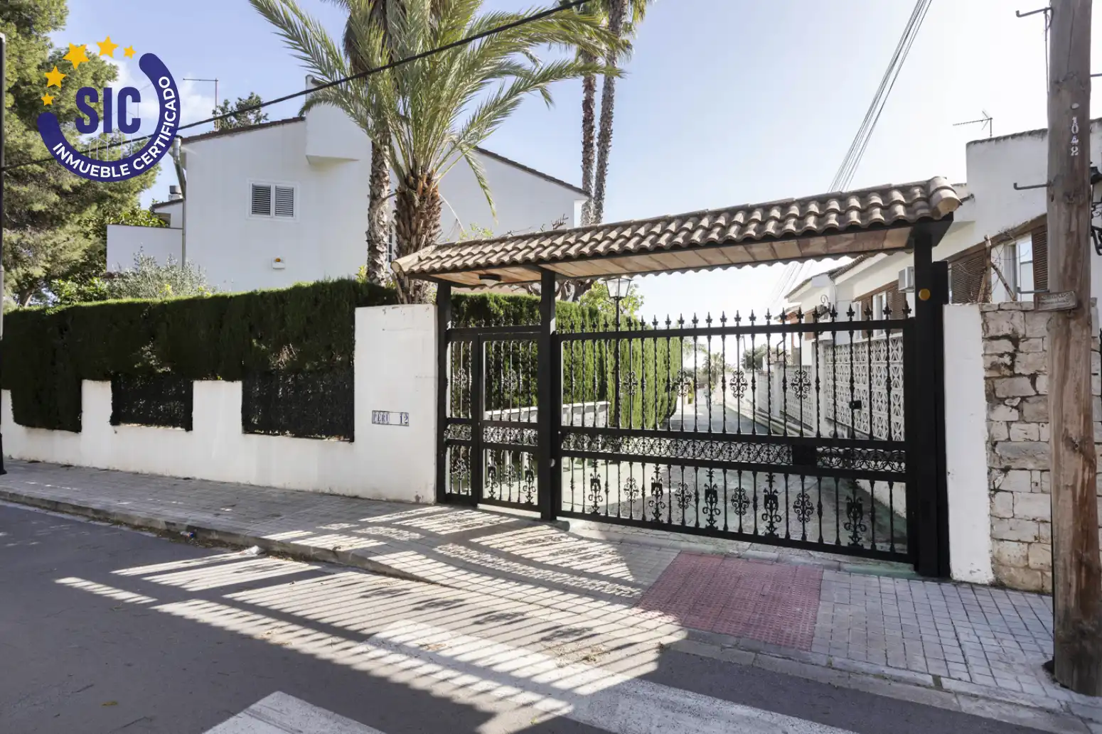 Vista exterior de Casa adosada en venda en Torrent amb Aire condicionat, Calefacció i Jardí privat