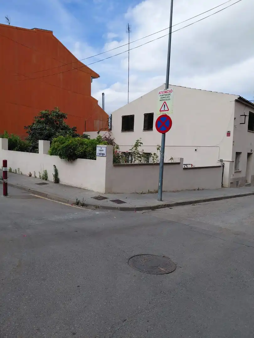 Parkplatz von Einfamilien-Reihenhaus zum Verkauf in Parets del Vallès mit Klimaanlage, Heizung und Privatgarten