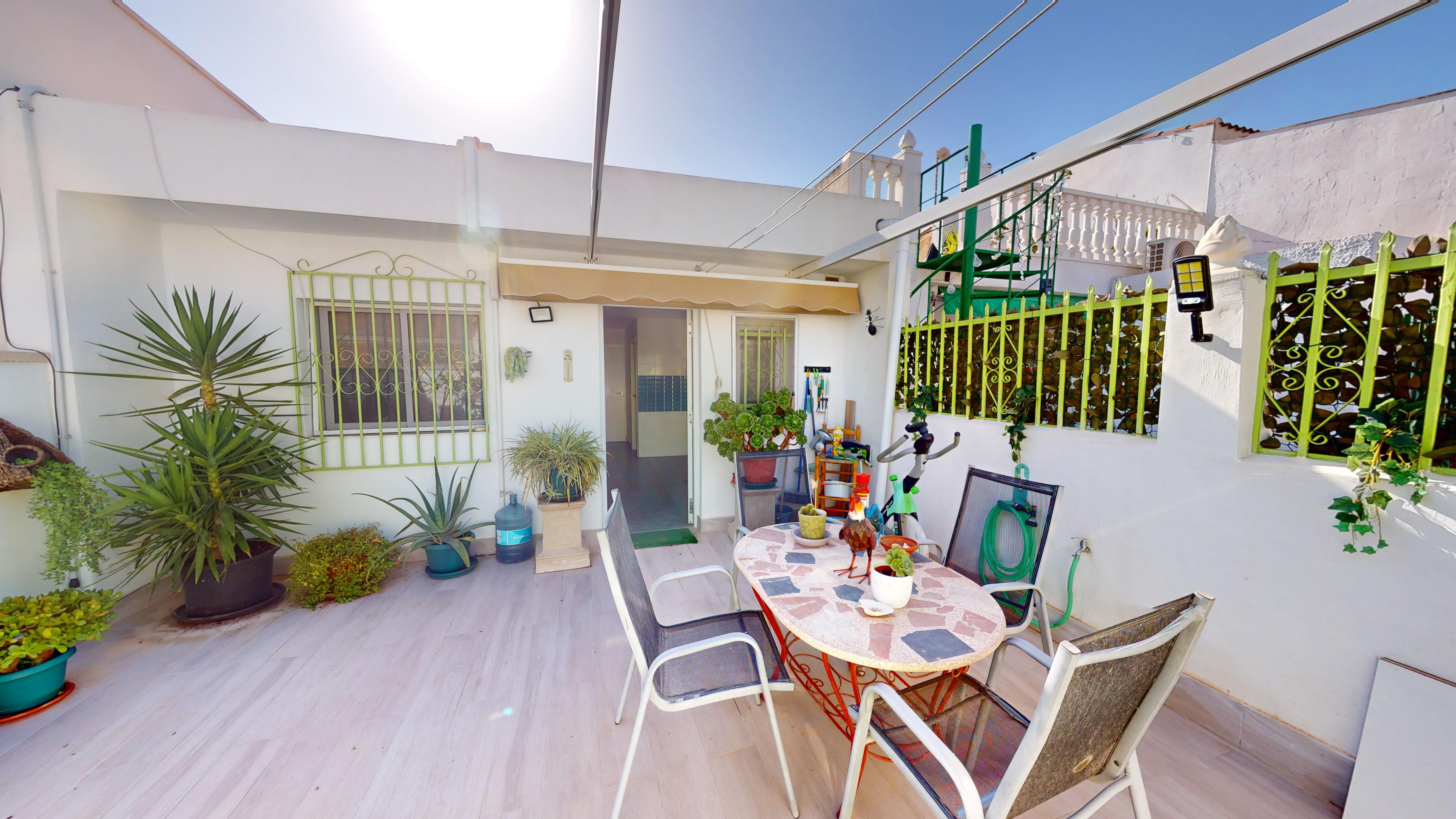 Casa adosada en venta en Calle de las Azucenas, Zona Carrefour - Urbanizaciones