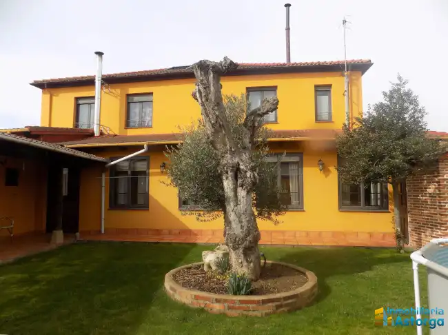 Vista exterior de Casa o chalet en venta en Villaobispo de Otero con Jardín privado y Parquet
