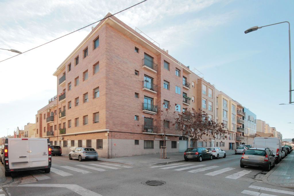 Vista exterior de Edifici en venda en Sabadell