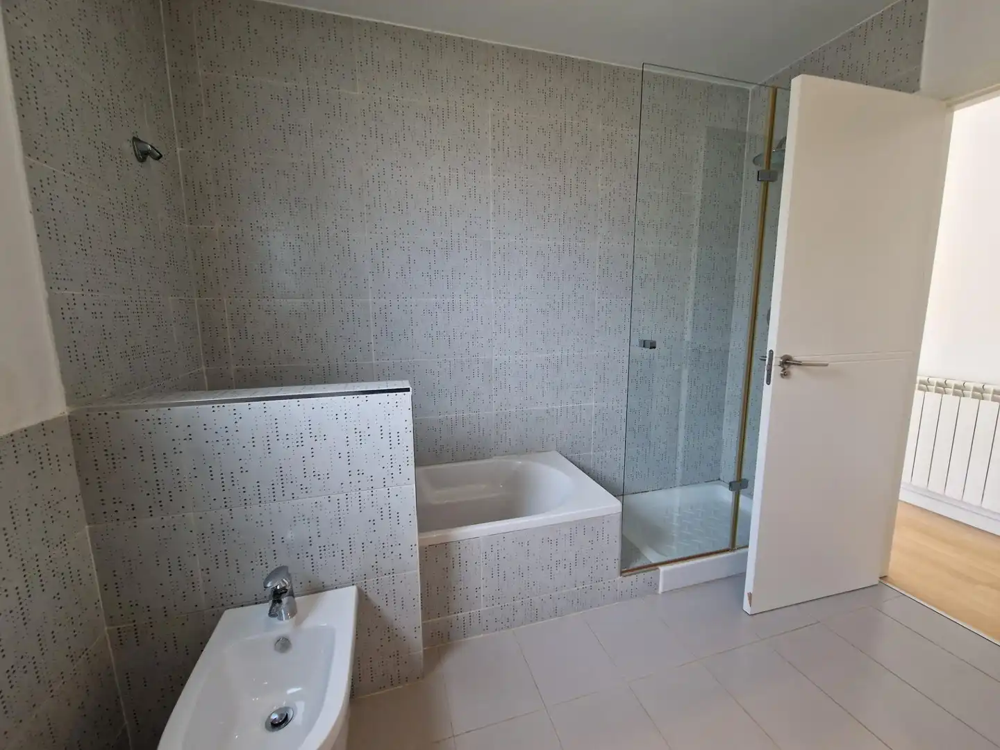 Badezimmer von Einfamilien-Reihenhaus zum Verkauf in La Pobla de Vallbona mit Klimaanlage, Heizung und Privatgarten