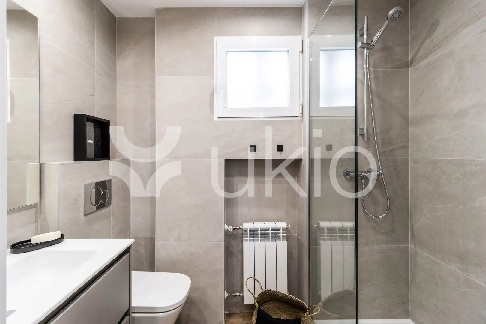 Bany de Apartament de lloguer en Madrid amb Aire condicionat, Moblat i Forn