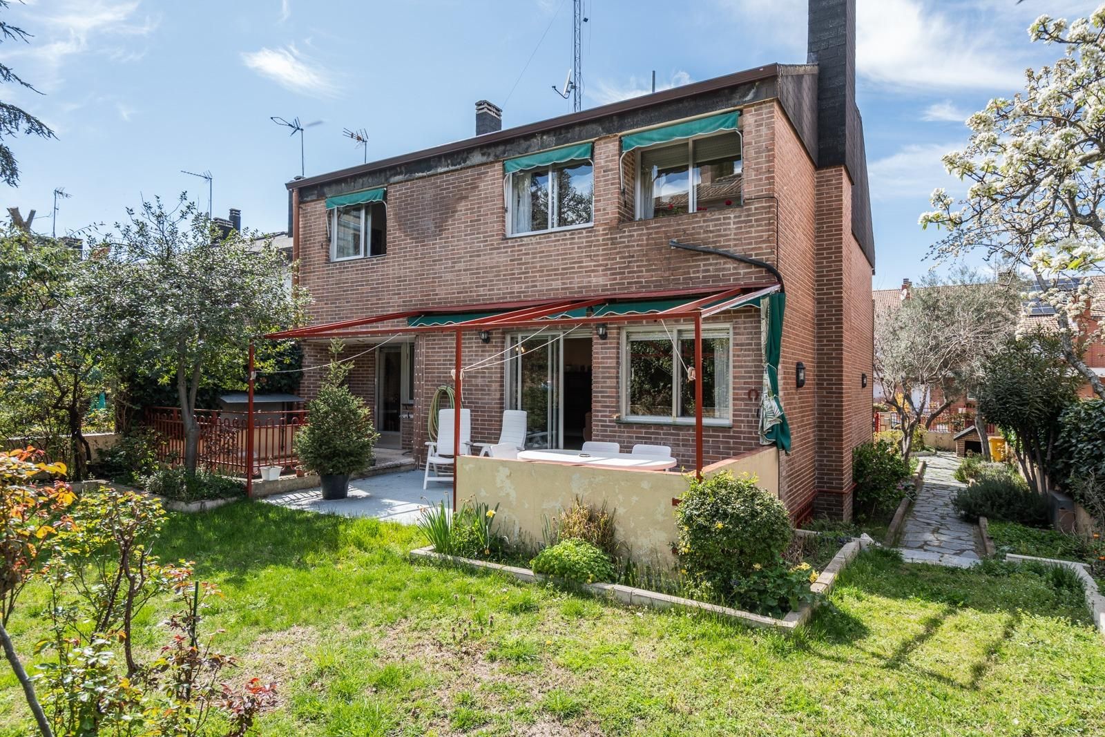 Garden of Single-family semi-detached for sale in  Madrid Capital  with Heating, Private garden and Terrace