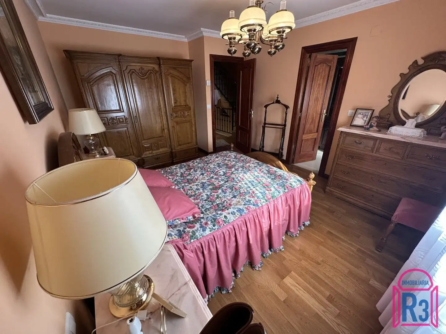 Dormitori de Casa adosada en venda en San Andrés del Rabanedo amb Calefacció, Terrassa i Moblat