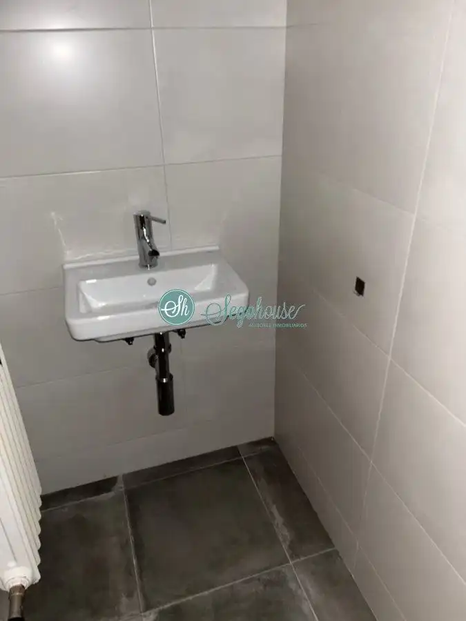 Baño de Piso en venta en San Cristóbal de Segovia con Calefacción, Terraza y Trastero