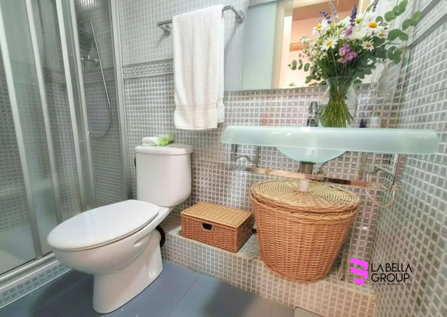 Bathroom of Flat for sale in Viladecans  with Oven and Balcony