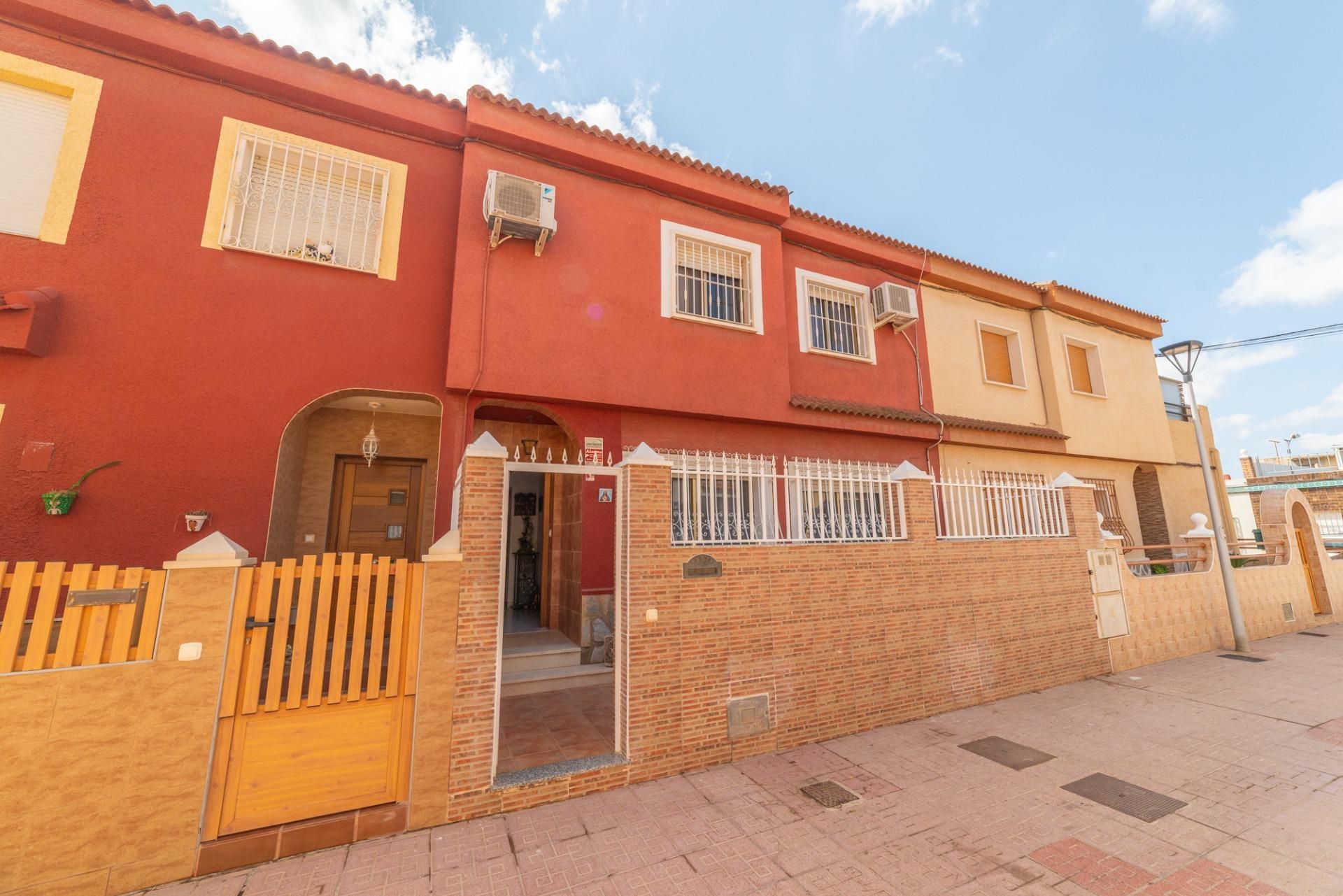 Vista exterior de Casa adosada en venda en Cartagena amb Aire condicionat, Jardí privat i Alarma