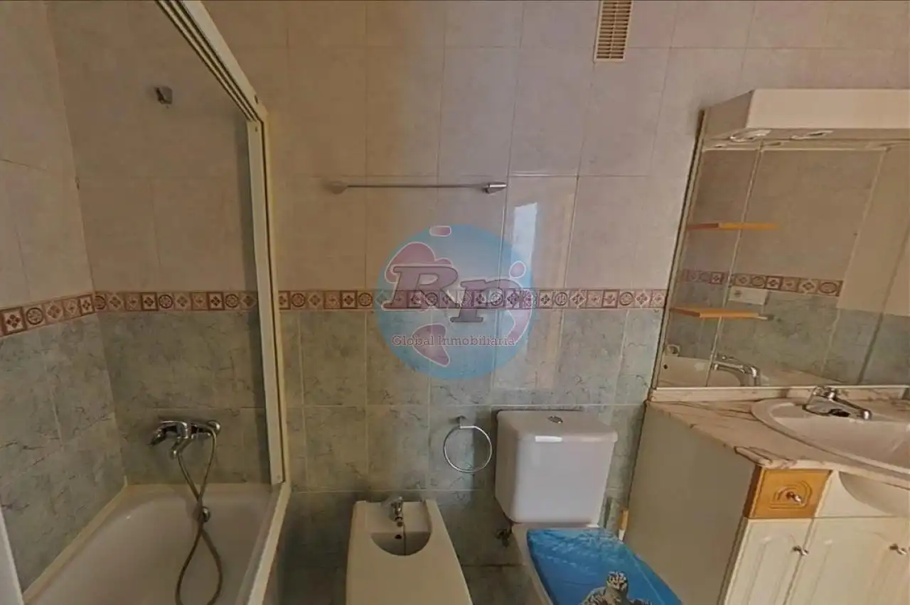 Badezimmer von Wohnungen zum Verkauf in Bembibre mit Heizung und Abstellraum