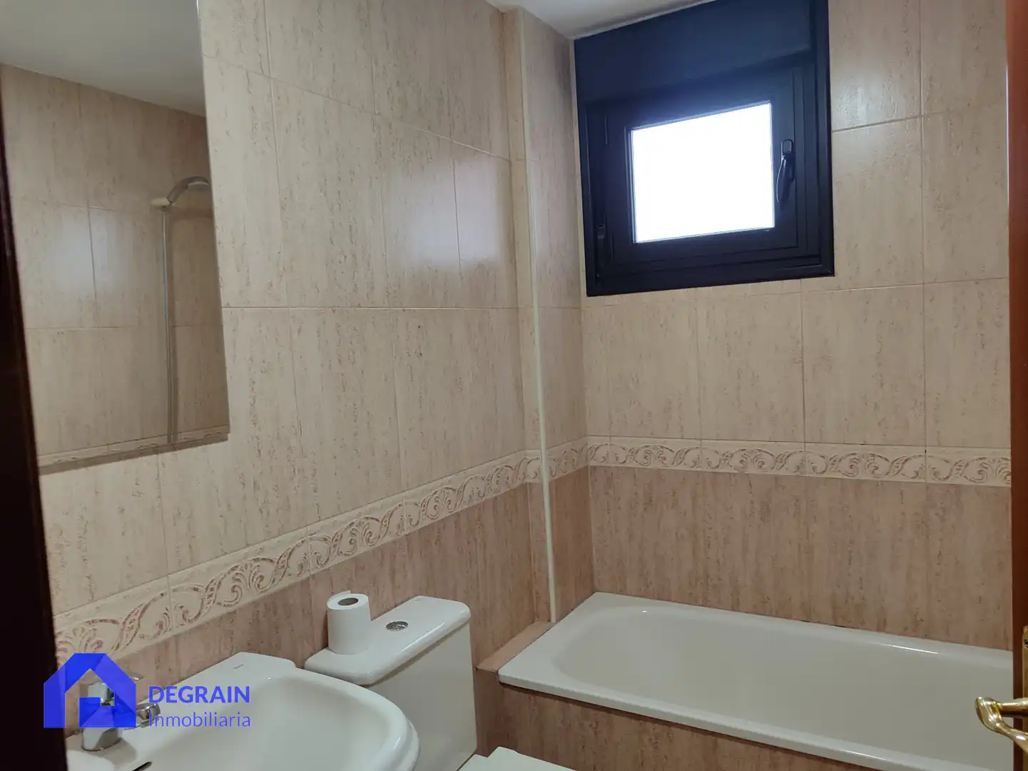Badezimmer von Wohnung zum Verkauf in Oviedo  mit Heizung, Parkett und Abstellraum