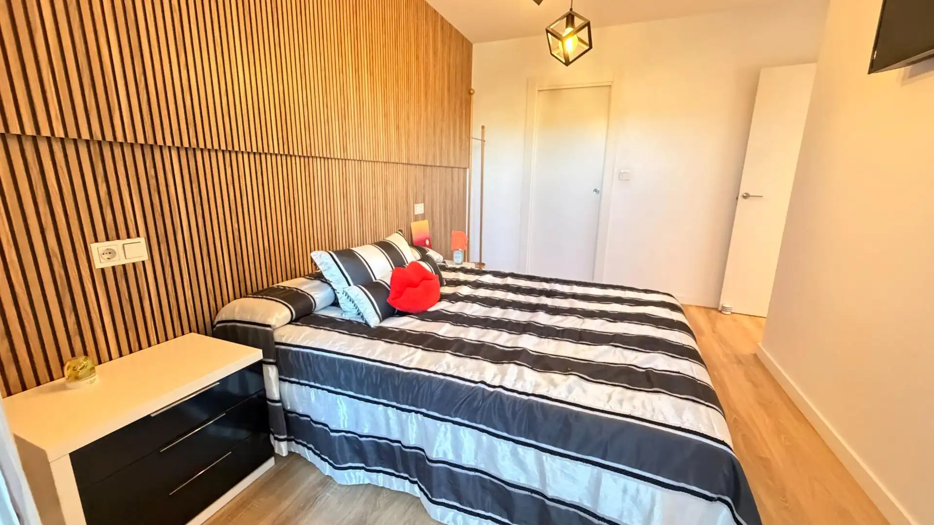 Schlafzimmer von Dachboden zum Verkauf in Elche / Elx mit Heizung, Terrasse und Abstellraum