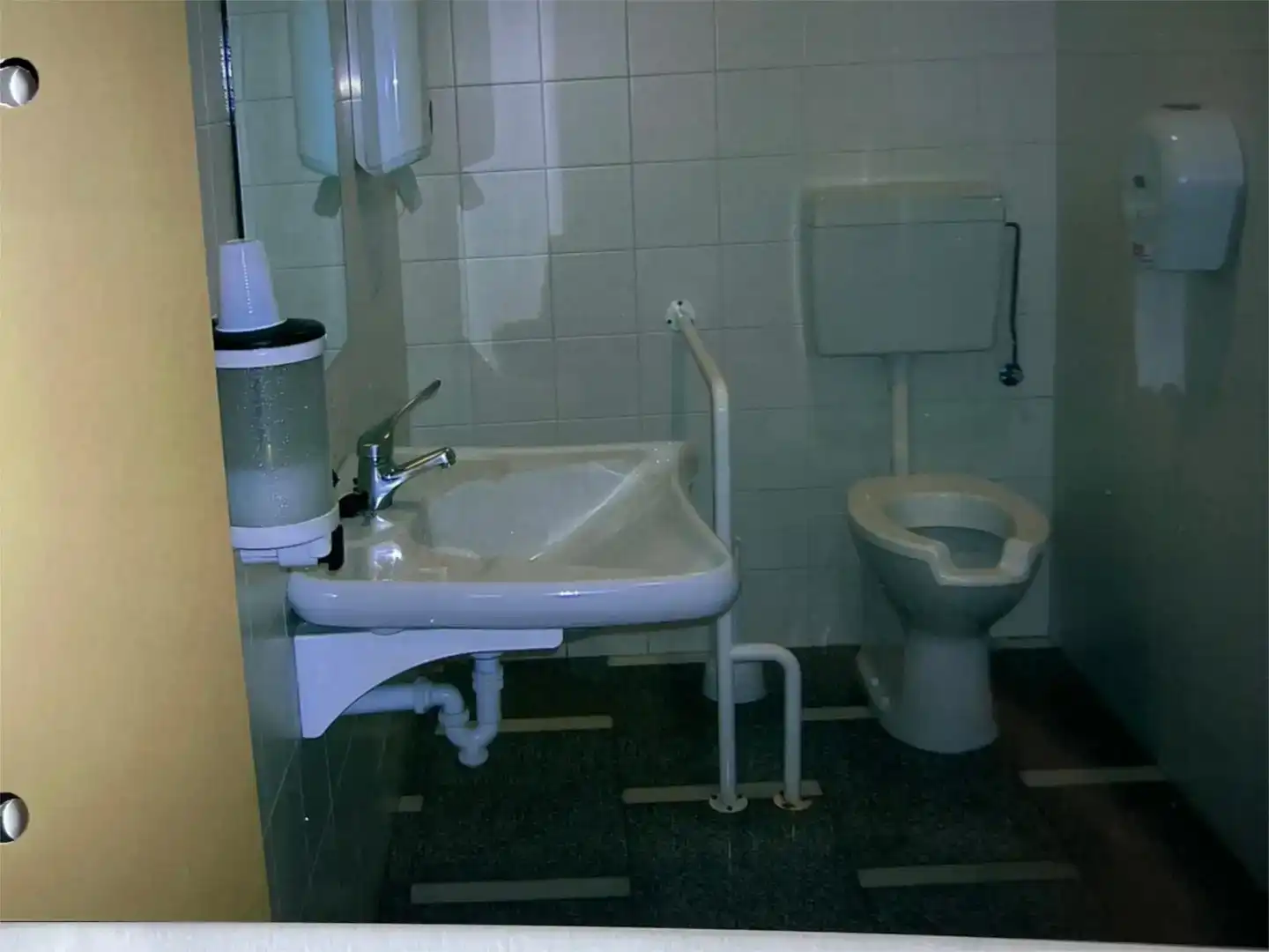Baño de Local de alquiler en Mérida con Aire acondicionado