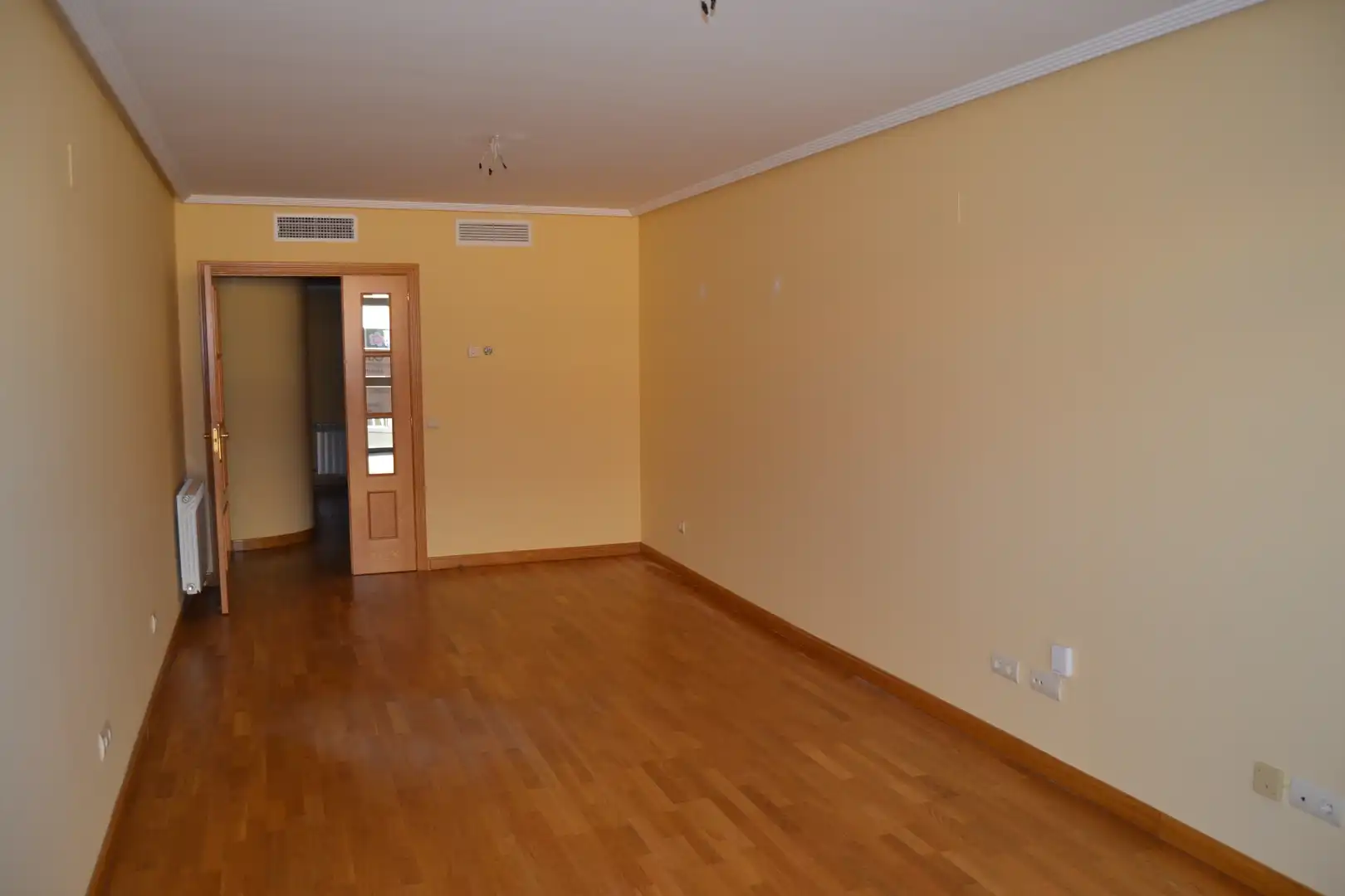 Living room of Flat for sale in Plasencia  with Air Conditioner, Heating and Parquet flooring