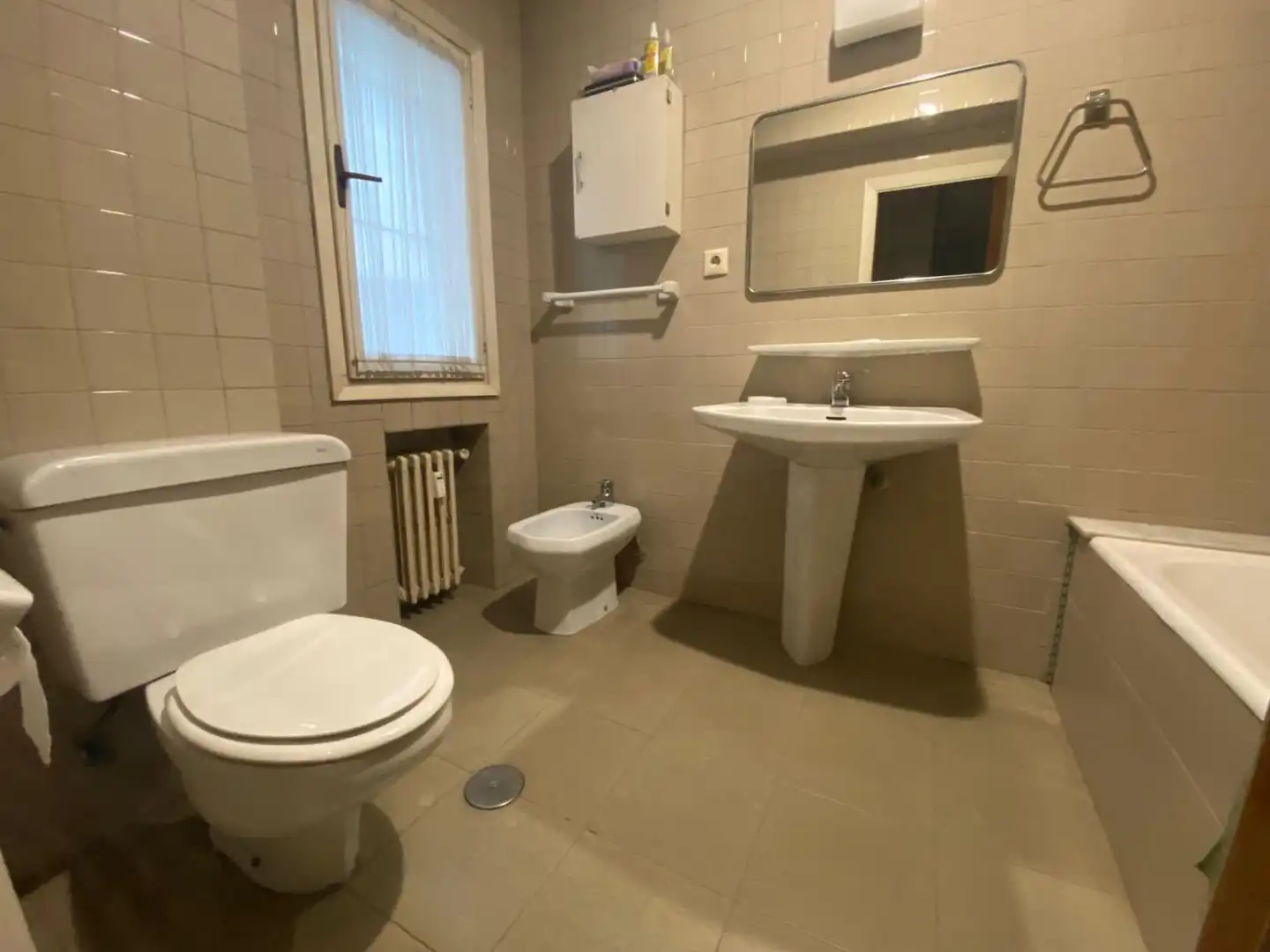 Bany de Pis en venda en Oviedo  amb Calefacció, Terrassa i Traster