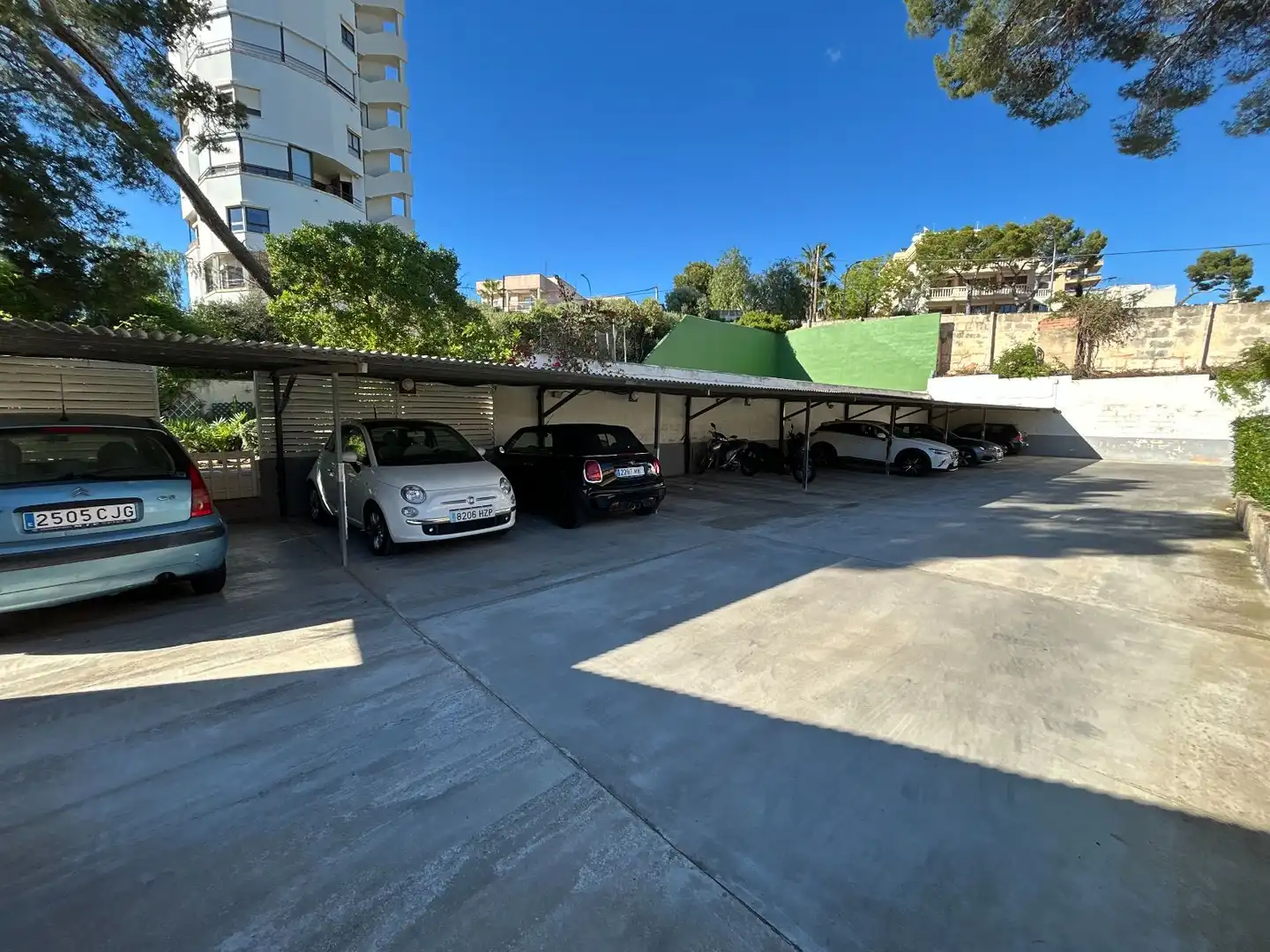 Parkplatz von Einfamilien-Reihenhaus zum Verkauf in  Palma de Mallorca mit Klimaanlage, Heizung und Terrasse