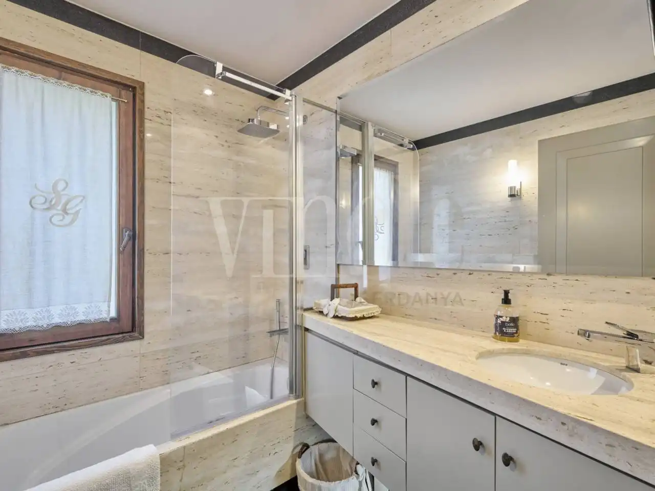 Bathroom of Houses for sale in Alp  with Heating and Parquet flooring