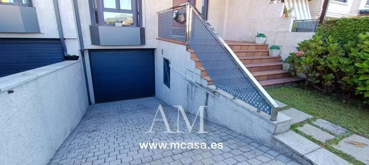 Vista exterior de Casa o xalet en venda en Vigo  amb Calefacció, Jardí privat i Terrassa