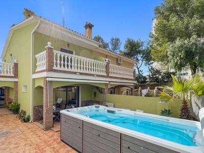 Vista exterior de Casa adosada en venda en Marbella amb Aire condicionat, Terrassa i Piscina