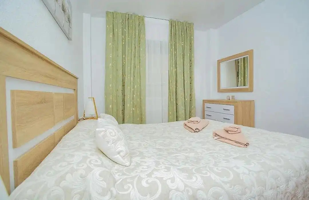 Habitación de Apartamento de alquiler en Torrevieja con Aire acondicionado, Amueblado y Internet