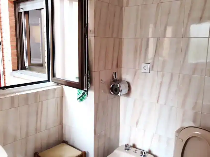 Baño de Piso en venta en Oviedo  con Jardín privado, Parquet y Trastero