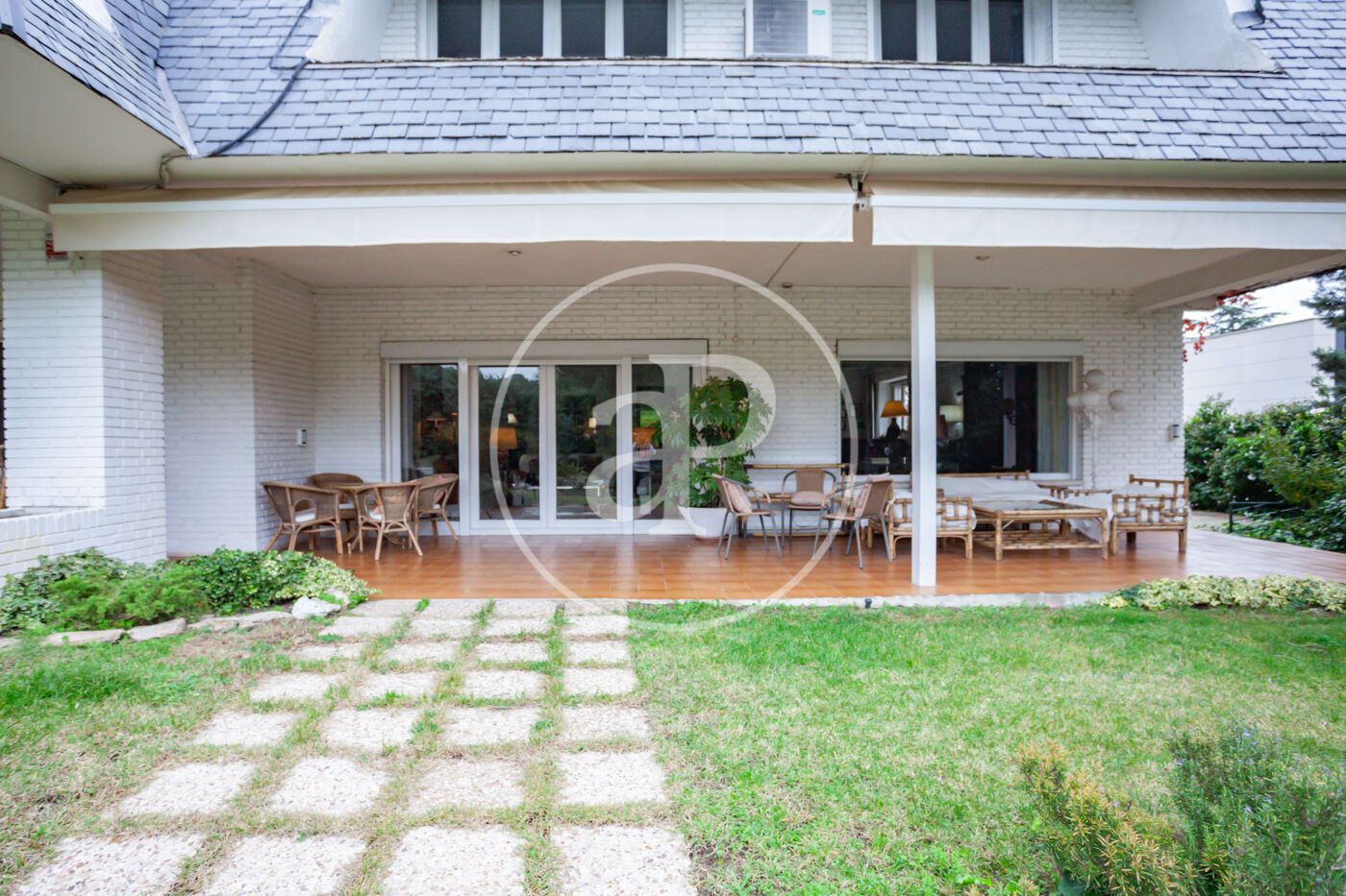 Terrassa de Casa o xalet en venda en  Madrid Capital amb Calefacció, Jardí privat i Terrassa